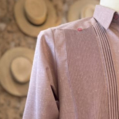 detalle Guayabera presidencial rosa viejo