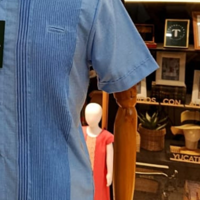 detalle de Guayabera presidencial azul manga corta