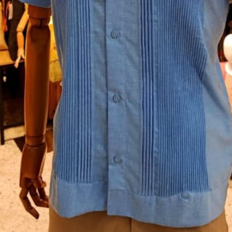 detalle de Guayabera presidencial azul manga corta para hombre