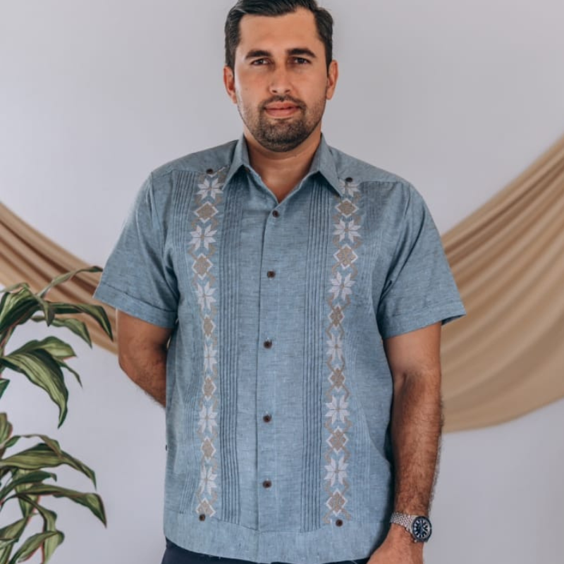 detalle del bordado artesanal azul en guayabera