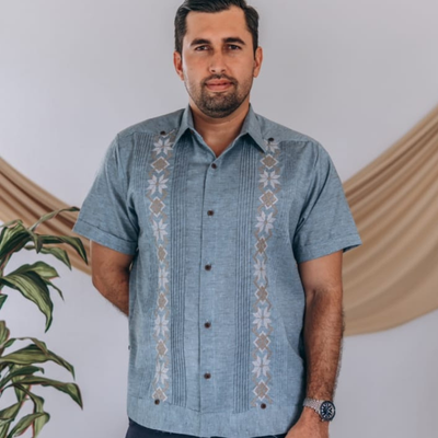 detalle del bordado artesanal azul en guayabera
