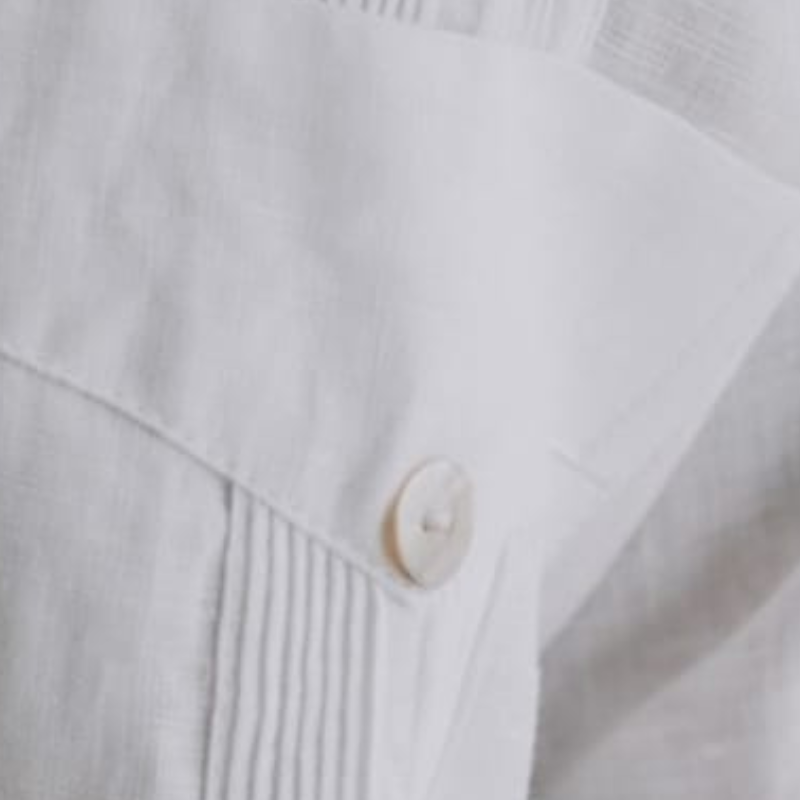 detalle del diseño cubano tradicional en guayabera blanca
