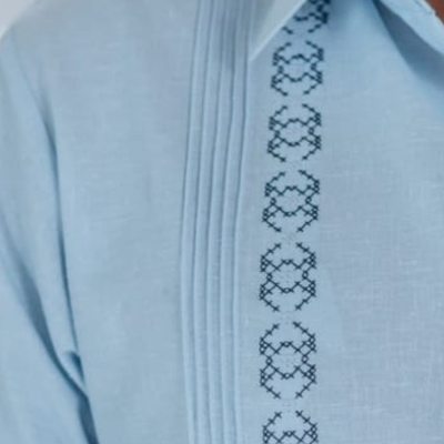 detalle del tejido azul celeste en camisa guayabera