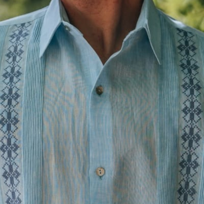 detalle del tejido azul cielo en camisa guayabera