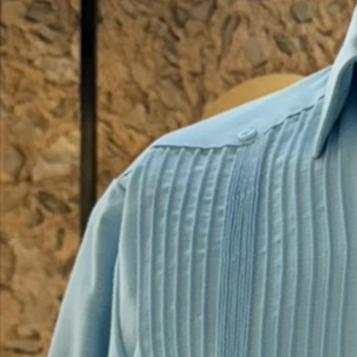 detalle del tejido azul cielo en guayabera presidencial