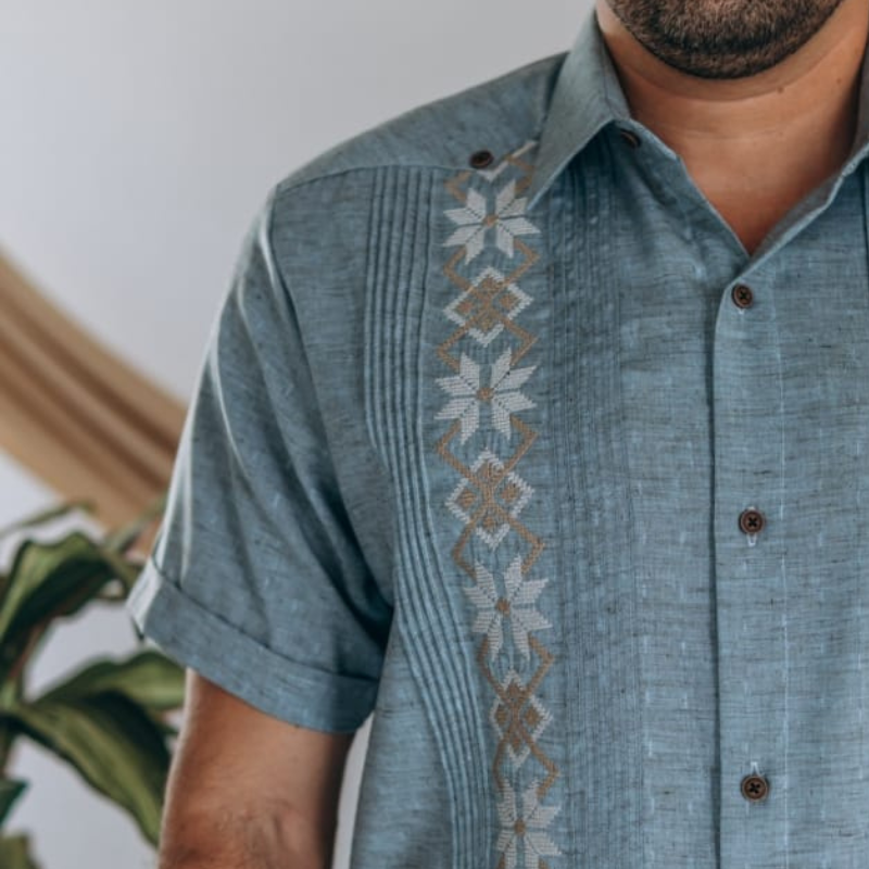 detalle del tejido azul con bordado en guayabera
