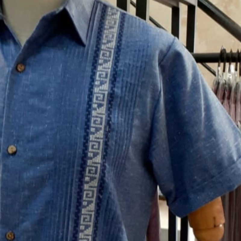 detalle del tejido azul con bordado en guayabera para hombres