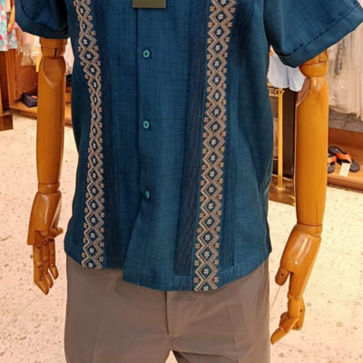 detalle del tejido azul pavo en guayabera