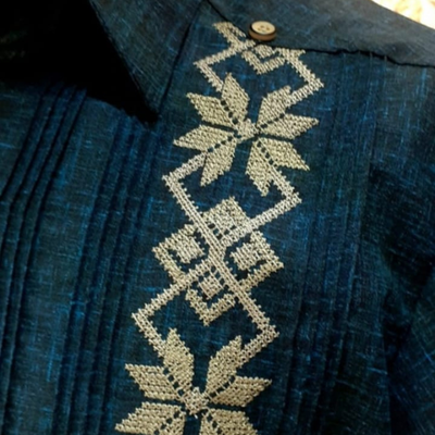 detalle del tejido azul petroleo con bordado en guayabera