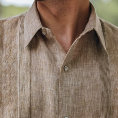 detalle del tejido beige en camisa guayabera clasica