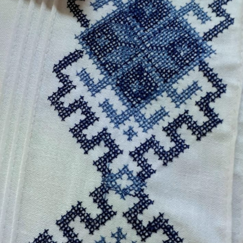 detalle del tejido blanco con bordado azul en guayabera