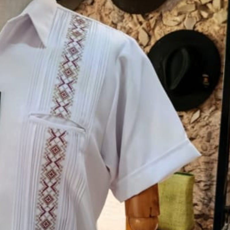 Guayabera blanca manga corta bordado tradicional