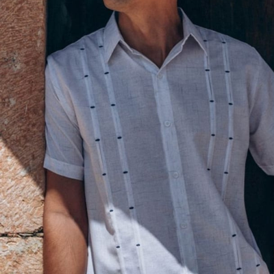 detalle del tejido blanco en camisa guayabera