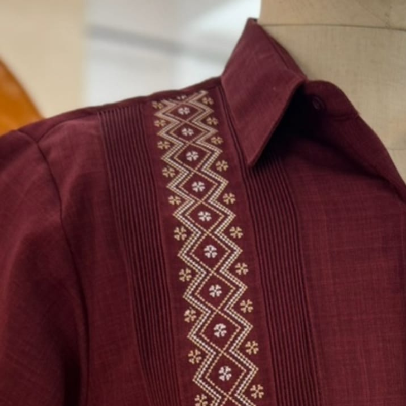detalle del tejido color burdeos en guayabera