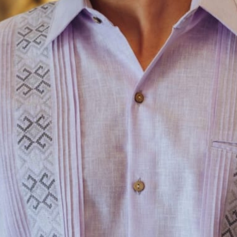 detalle del tejido color lila en camisa guayabera
