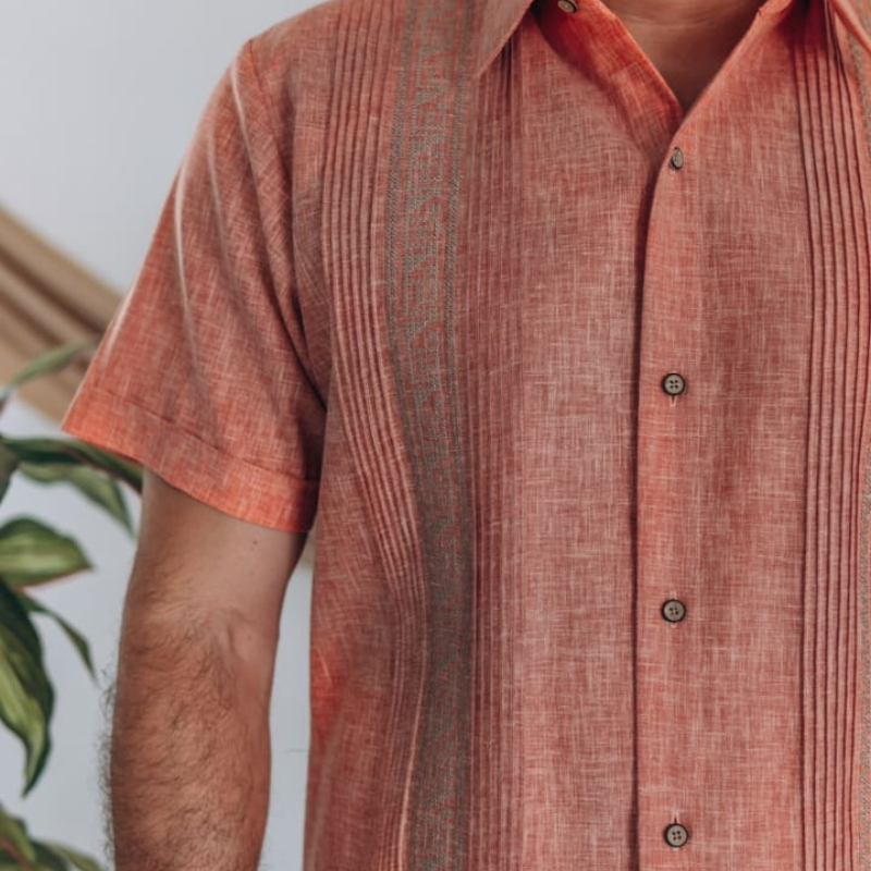 Guayabera color salmon manga corta