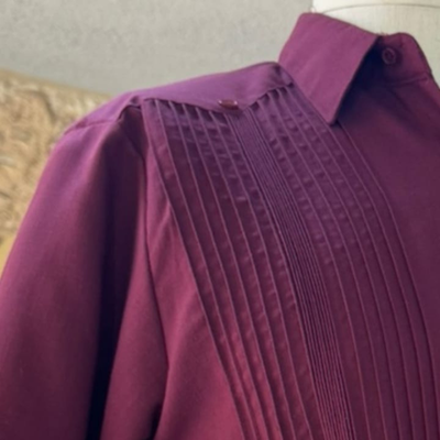 detalle del tejido color uva en guayabera presidencial