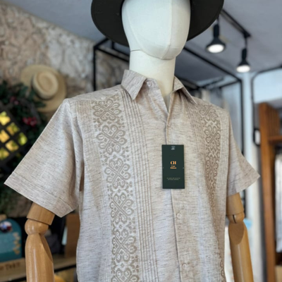 detalle del tejido crema con bordado en guayabera