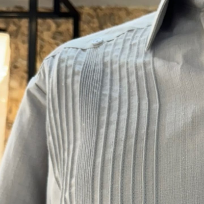detalle del tejido gris claro en guayabera presidencial
