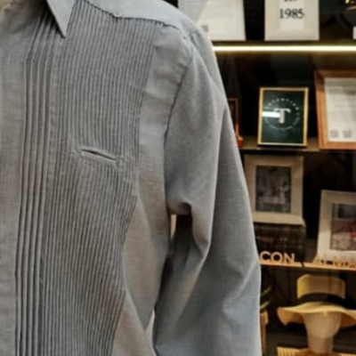 detalle del tejido gris en guayabera presidencial