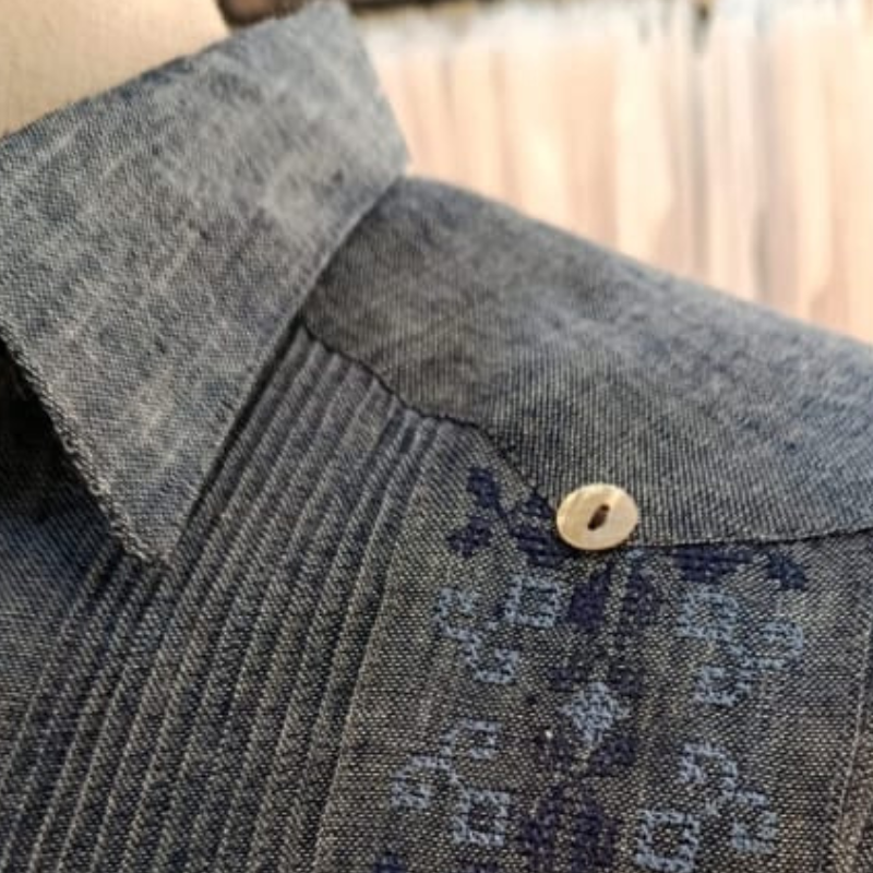 detalle del tejido gris oscuro con punto de cruz en guayabera