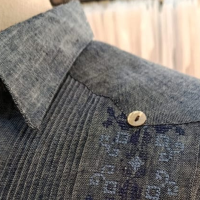 detalle del tejido gris oscuro con punto de cruz en guayabera