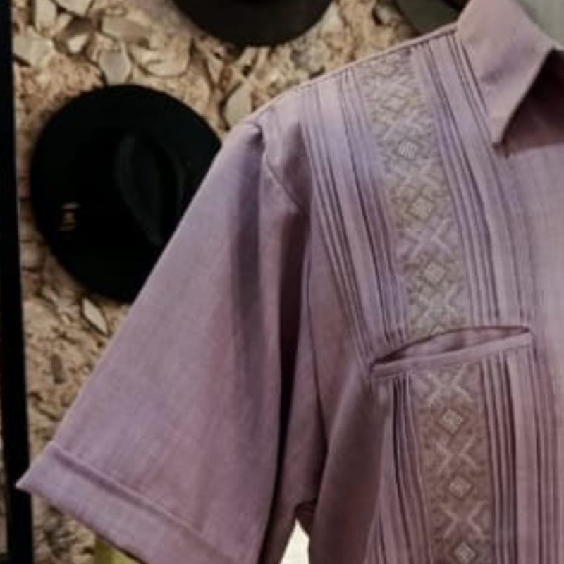 Guayabera lila manga corta con bordado