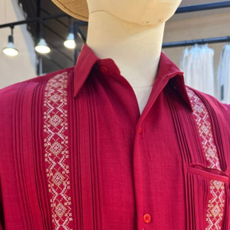 Guayabera roja manga corta bordada