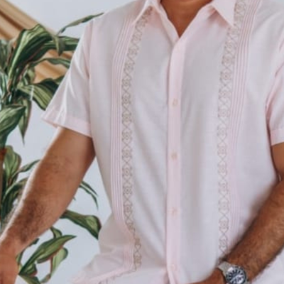 detalle del tejido rosa claro en camisa guayabera