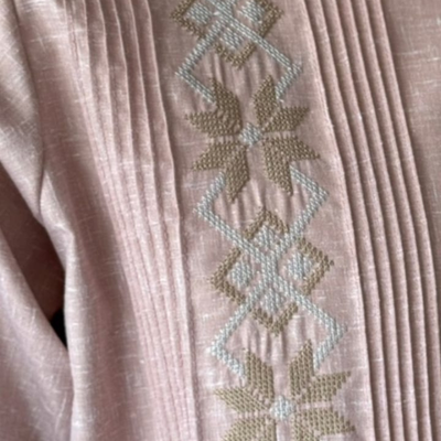 detalle del tejido rosa viejo con bordado en guayabera