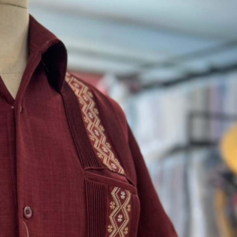guayabera color burdeos para hombre