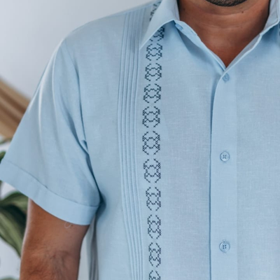 hombre usando camisa guayabera azul celeste