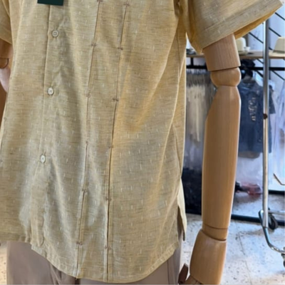 hombre usando camisa guayabera beige claro manga corta