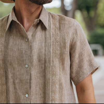 hombre usando camisa guayabera beige clasica