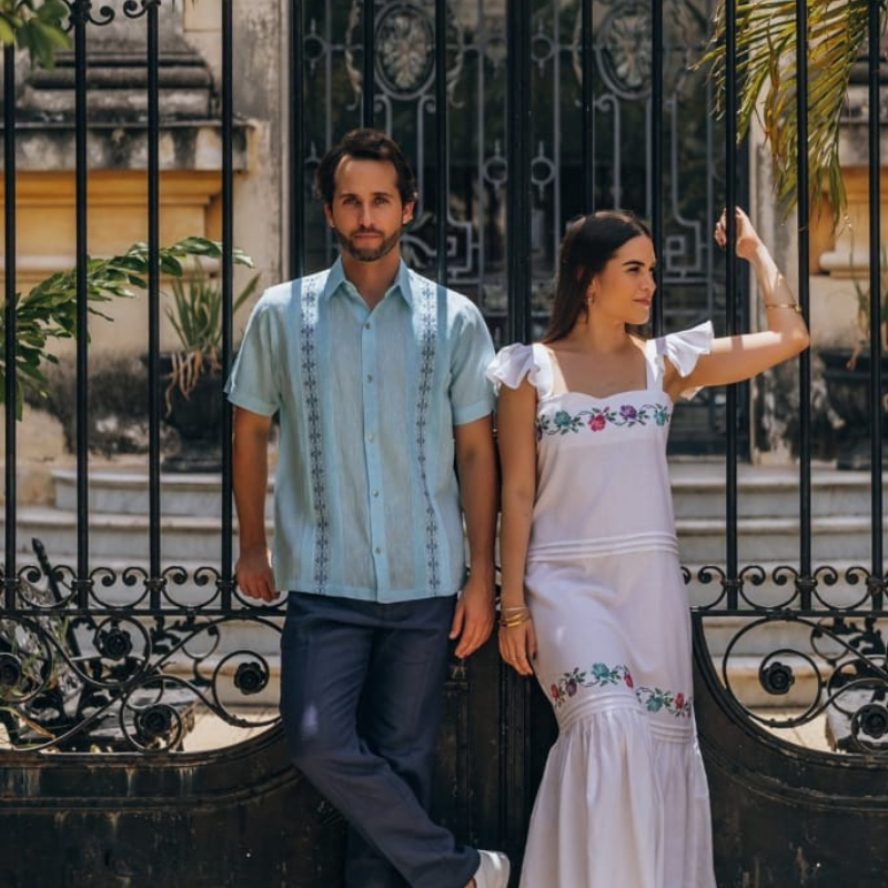 hombre usando camisa guayabera color azul cielo