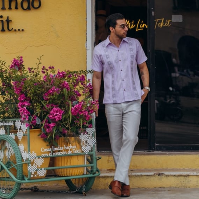 hombre usando camisa guayabera color lila