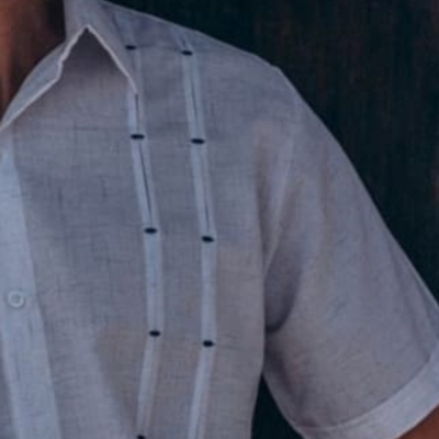 hombre usando camisa guayabera manga corta blanca