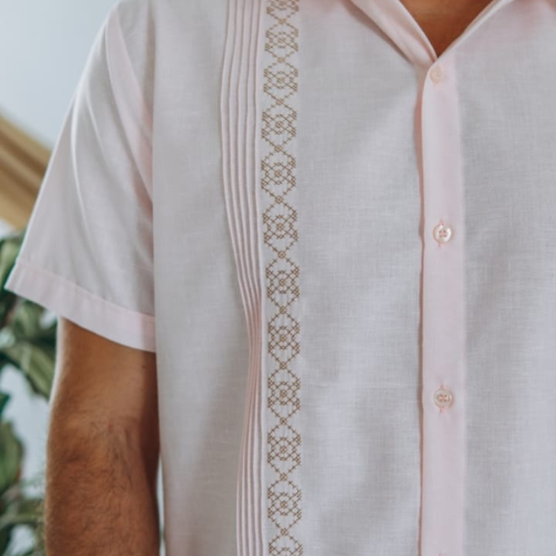 camisa guayabera rosa claro para hombre