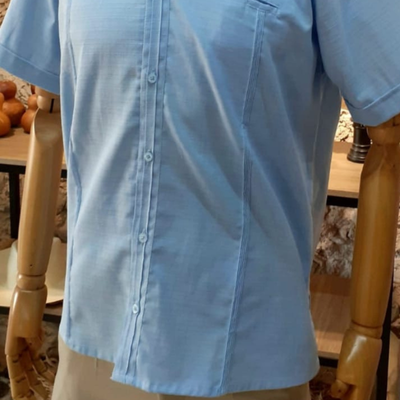 hombre usando filipina yucateca azul cielo