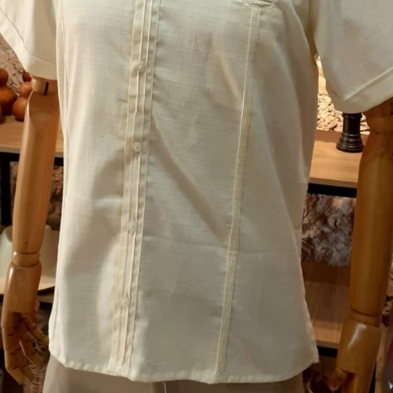 hombre usando filipina yucateca color marfil