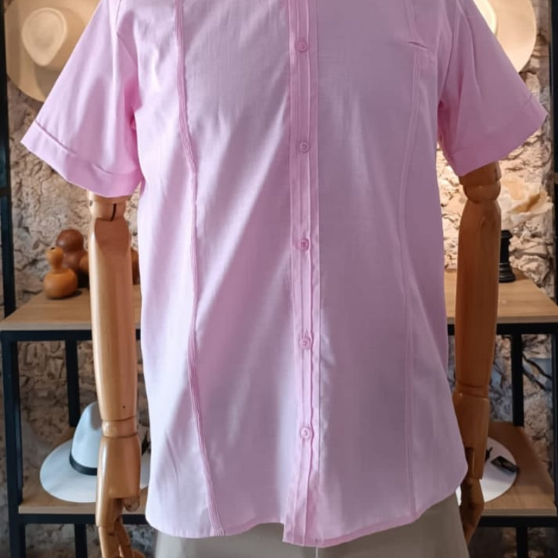 hombre usando filipina yucateca color rosa