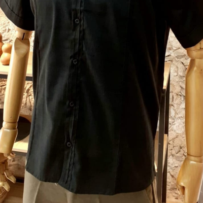 hombre usando filipina yucateca negra