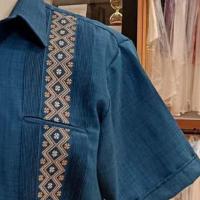 hombre usando guayabera azul pavo