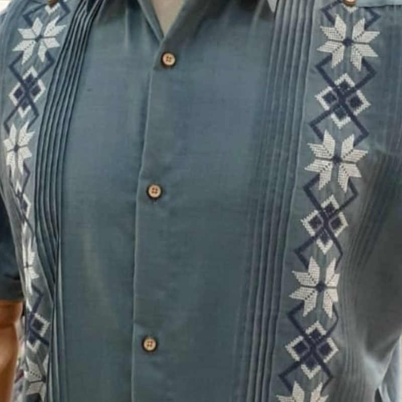 hombre usando guayabera azul plomo manga corta