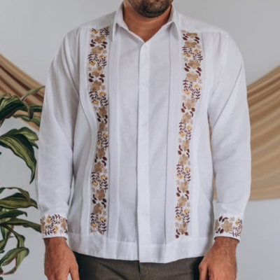 hombre usando guayabera blanca bordada flores beige