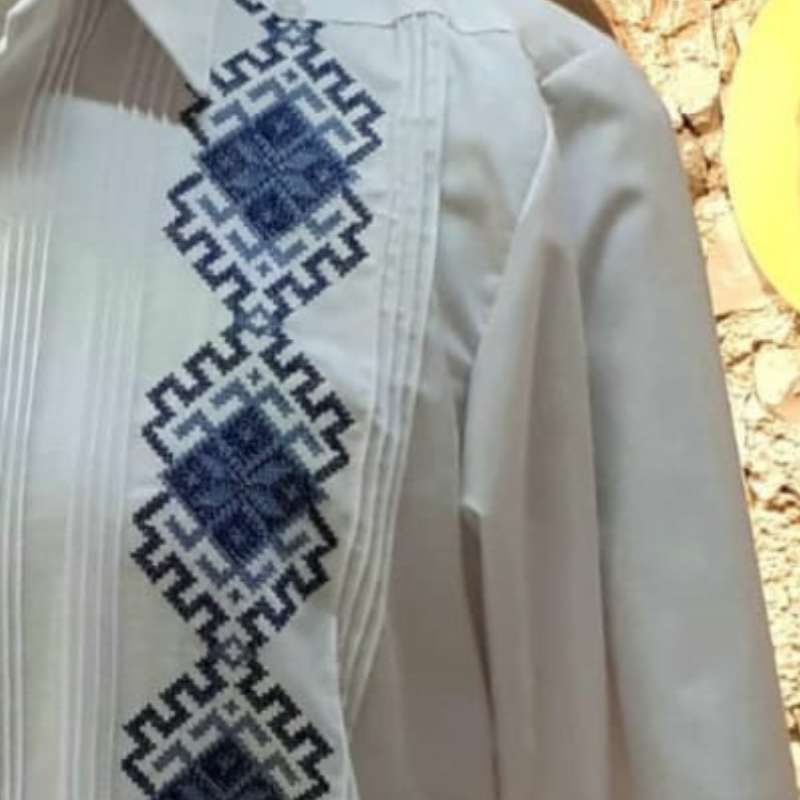 hombre usando guayabera blanca bordado azul manga larga