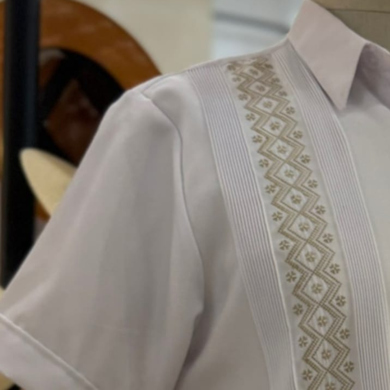hombre usando guayabera blanca bordado beige manga corta