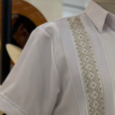 hombre usando guayabera blanca bordado beige manga corta