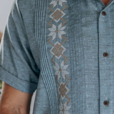 hombre usando guayabera bordada azul manga corta