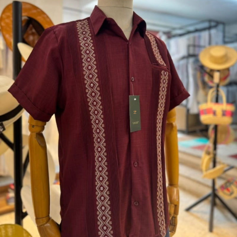 hombre usando guayabera color burdeos